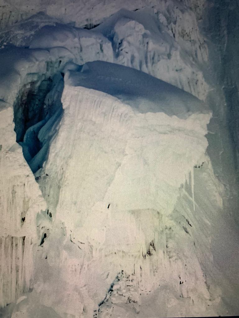 Страдающие горы. Серак Эверест. Серак над ледопадом Кхумбу. Серак на к2. Сераки эверестидко.