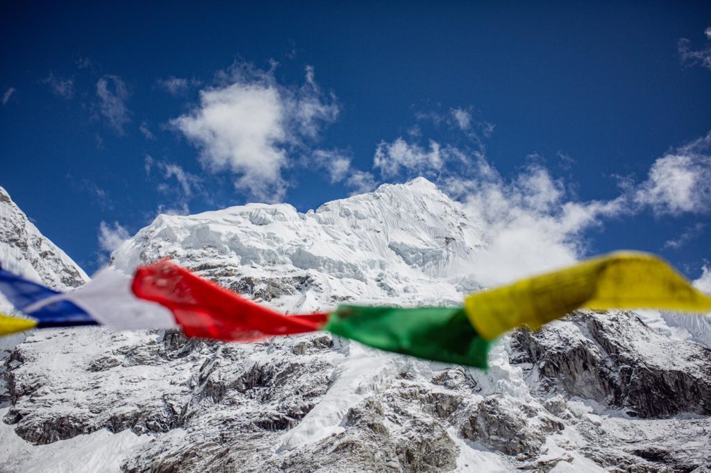 Prayer flags and Nuptse behind from Everest base camp (📸: Philip Preiter)