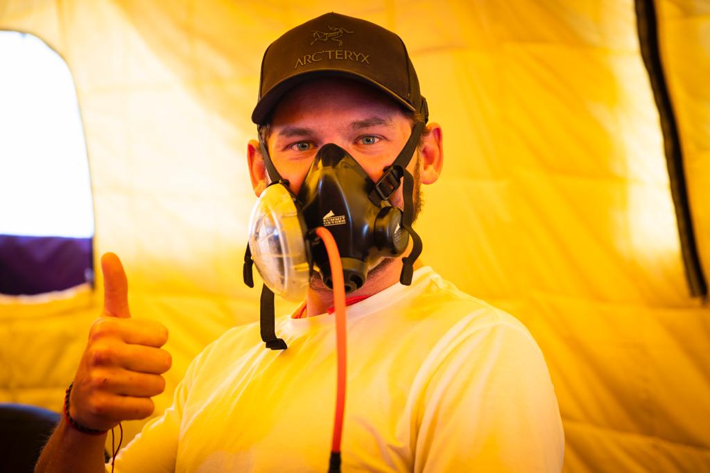 Climber Cameron Kenny trying on his oxygen mask (📸: @terray_s)