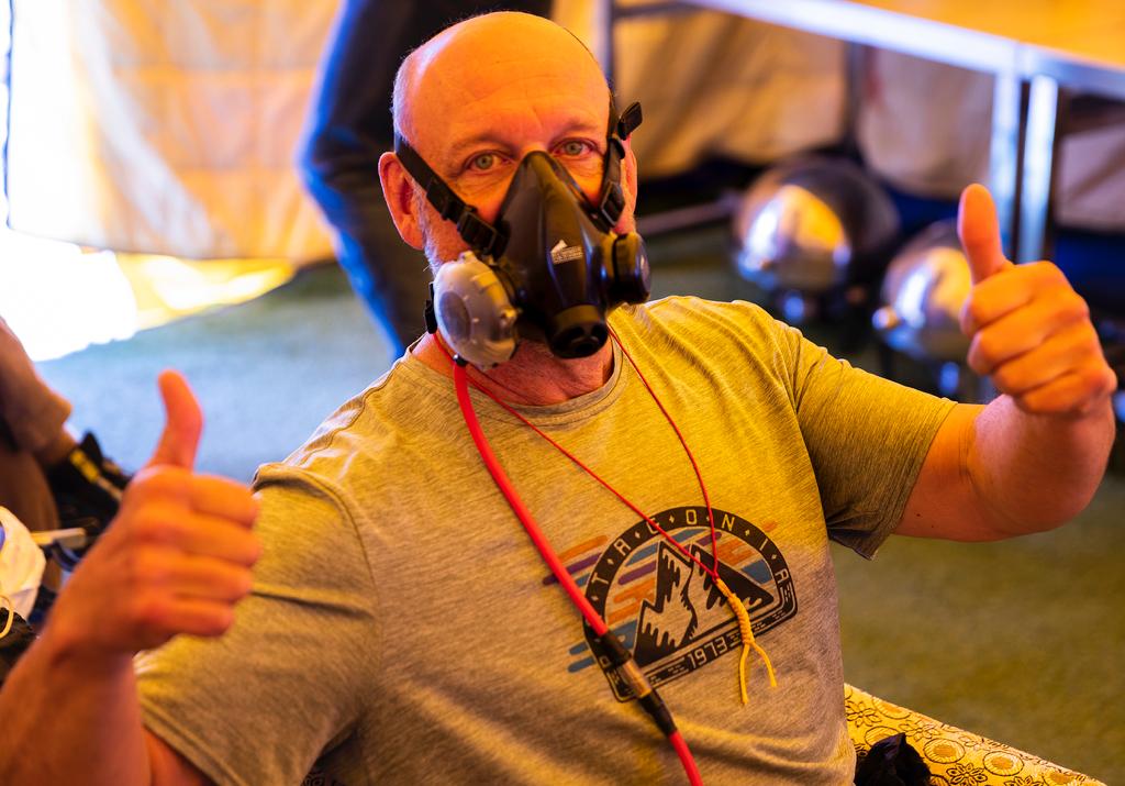 Climber Todd Ammerman gives the O2 mask two thumbs up! (📸: @terray_s)