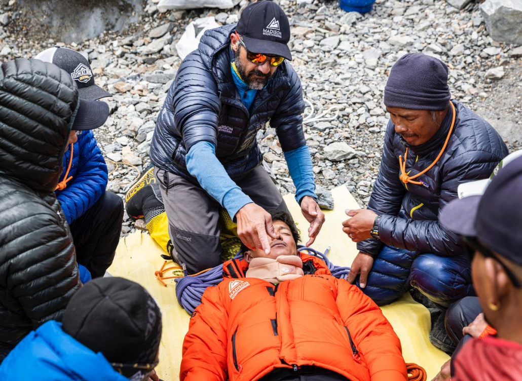 Guide, Cacho Beiza teaching emergency medical skills to members of our sherpa and Balti staff. (📸: @terray_s)