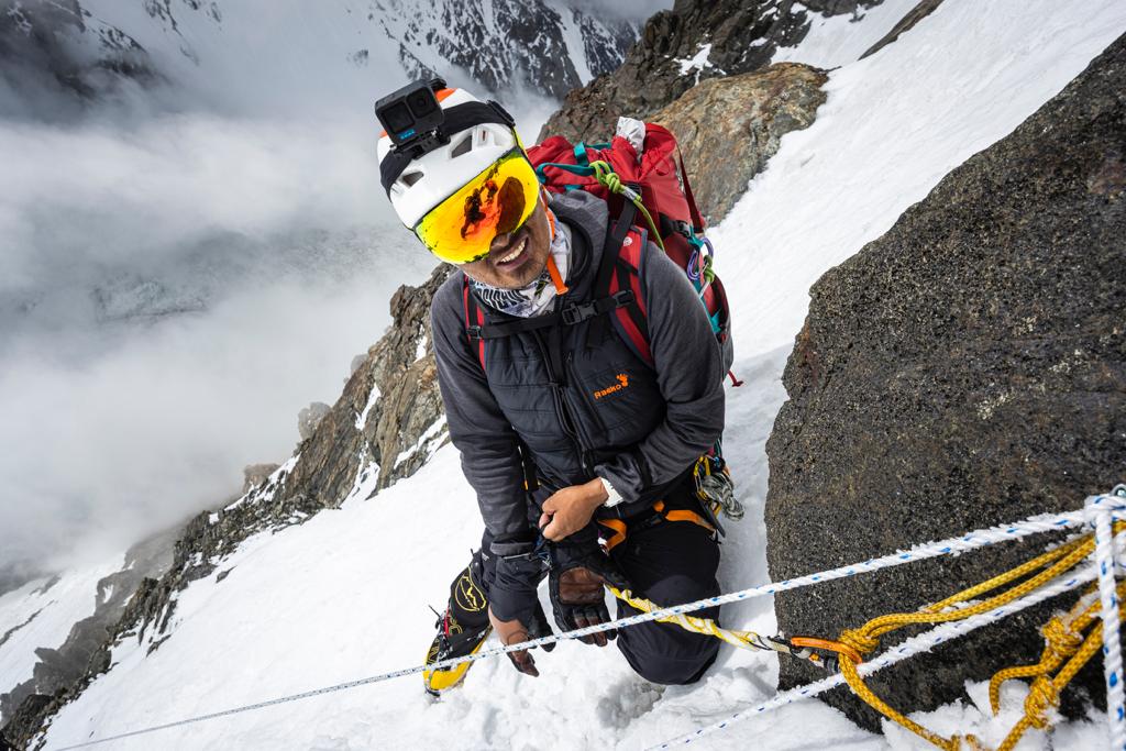 Sirdar and guide, Aang Phurba Sherpa climbing on the Abruzzi Ridge. (📸: @terray_s)