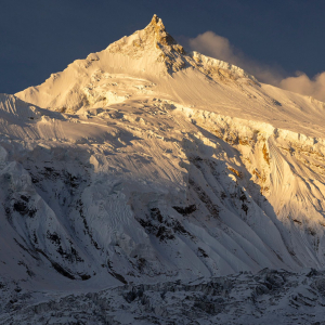 Clear skies made for beautiful light on Manaslu this morning. (📸: Terray Sylvester)