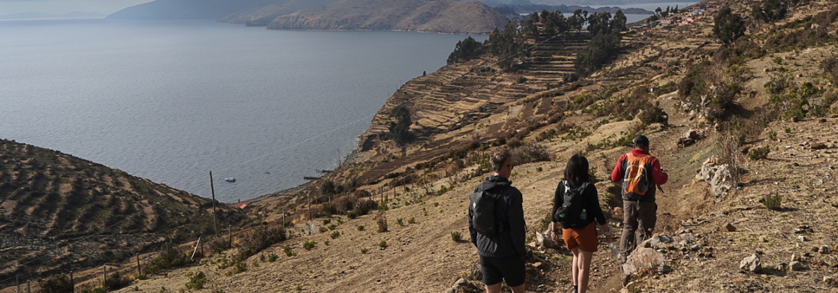 The team hiking along with Lake Titicaca behind! (Photo: Estalin Suárez)
