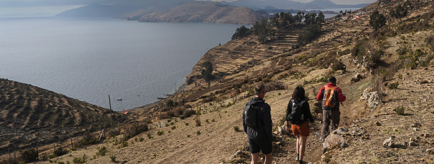 The team hiking along with Lake Titicaca behind! (Photo: Estalin Suárez)
