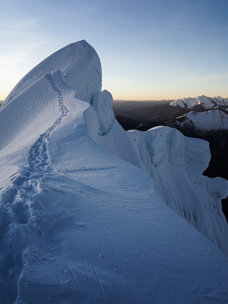 The summit ridge at sunrise (photo by Estalin Suárez)