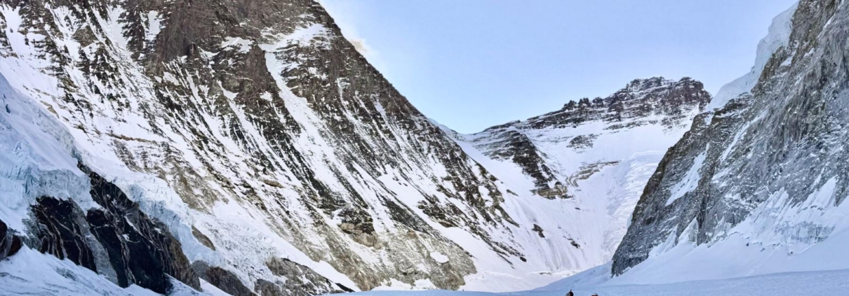 Looking up the route with Everest and Lhotse towering high above.