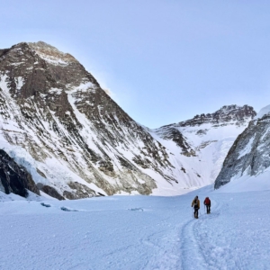 Looking up the route with Everest and Lhotse towering high above.