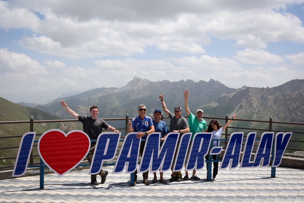 The team on a 4,000m / 13,000’ pass en route to base camp